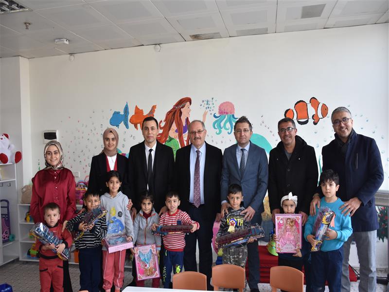 BAŞKAN YAKA DEPREMZEDELERİ ZİYARET EDİP ÇOCUKLARA OYUNCAK HEDİYE ETTİ