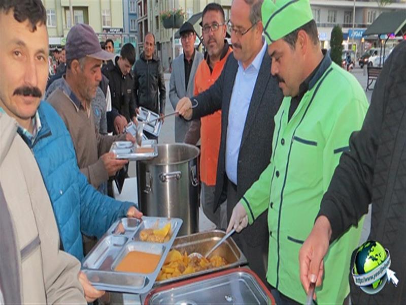 Belediye İftar Çadırında Oruç Açmanın Heyecanı